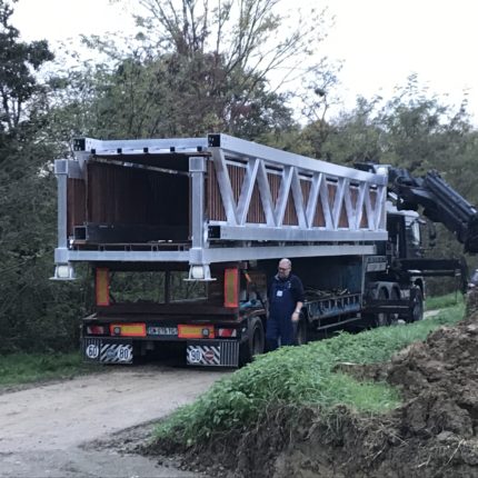 Amenée sur site de la passerelle par nos soins 